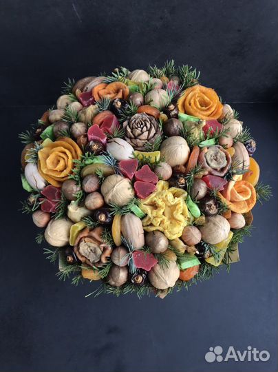 Съедобный букет из орехов сухофруктов