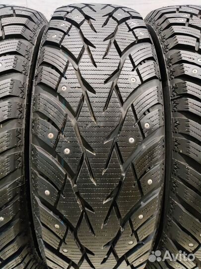 Royal Black Royal Stud 215/65 R16 102T