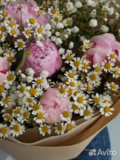 Букет ромашки гипсофила пионы