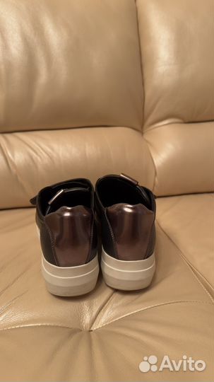 Кроссовки женские