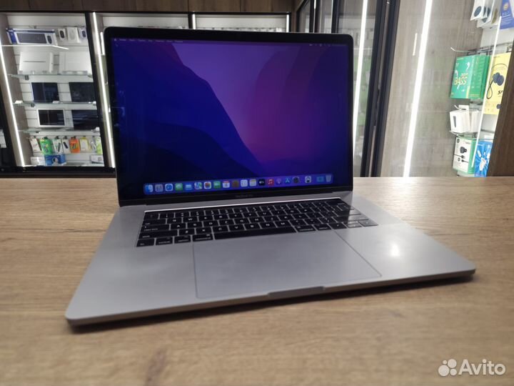 Apple MacBook Pro 15” with Touch Bar (2016) i7 2.6