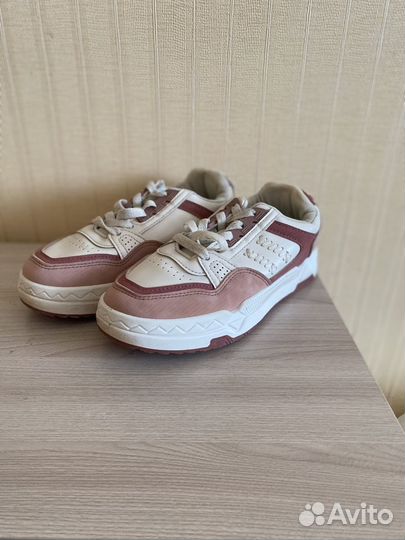 Кроссовки женские