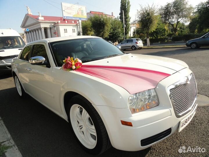 Украшения машин из искусств. цветов на свадьбу