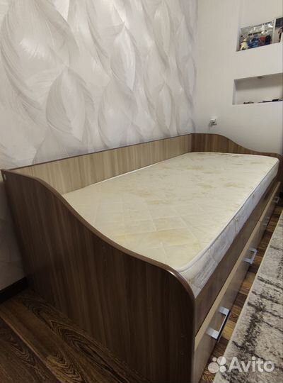Кровать с матрасом 90*2000