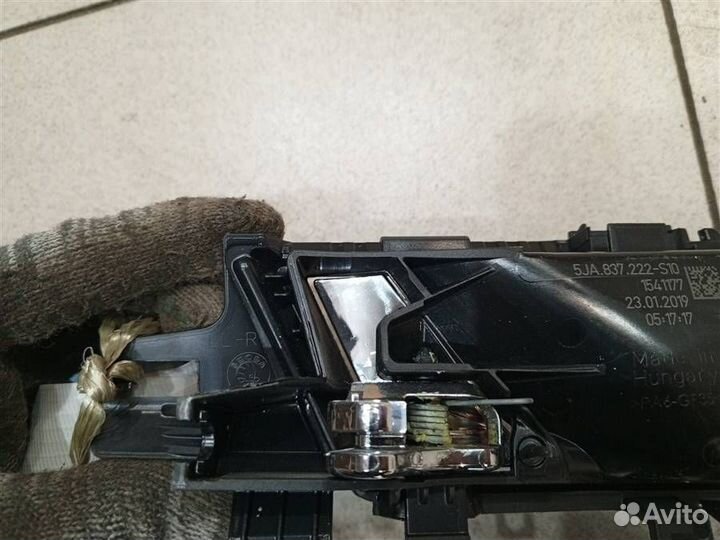 Ручка двери внутренняя правая Skoda Rapid 2012