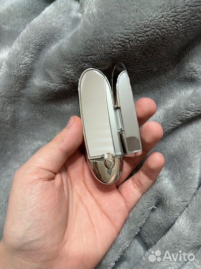 Помада с футляром из железа и двумя зеркалами