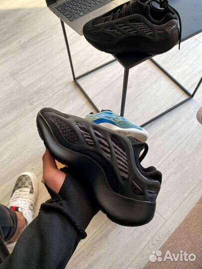 Adidas yeezy boost 700 v3