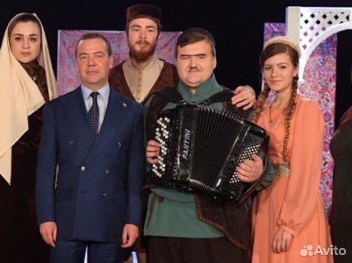 Певец-баянист Антон Малышев