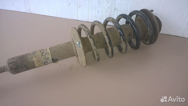 Стойка передней подвески б/у на VW Пассат В-5