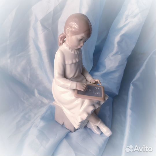 Фарфор Nao by Lladro. Девочка пишет на доске