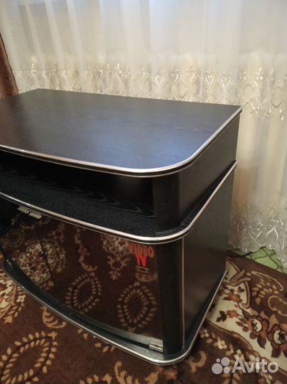 Тумба на колесиках под телевизор