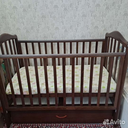 Детская кроватка с маятником