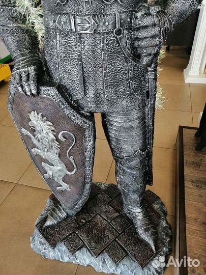 Рыцарь фигура в человеческий рост в доспехах