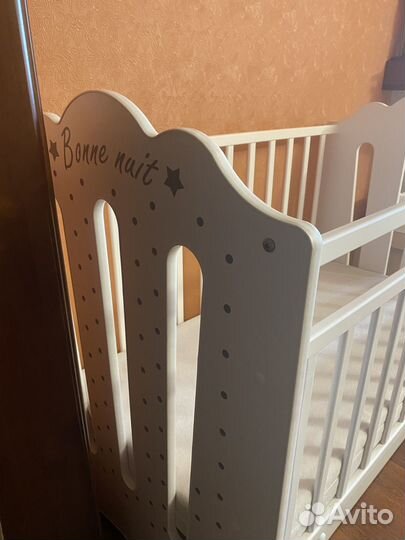 Детская кроватка с маятником и ящиком