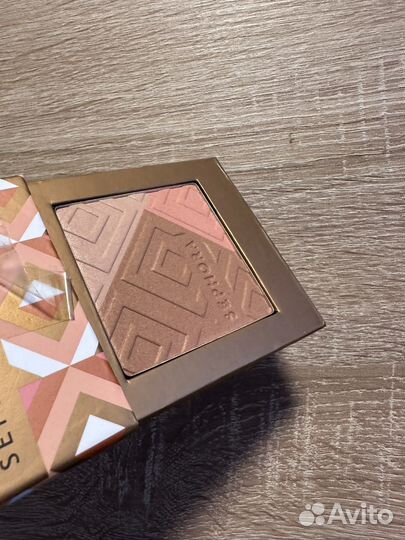 Bronzer Пудра бронзирующая c эффектом сияния