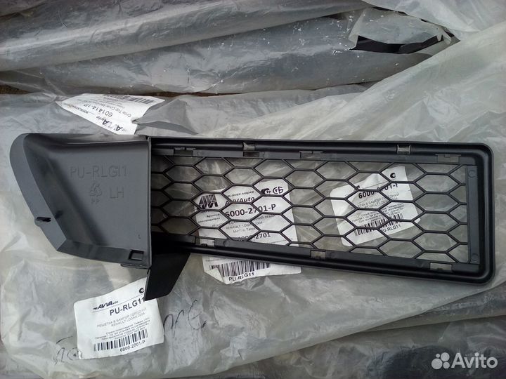Logan 2004-2009 г левая решетка в передний бампер