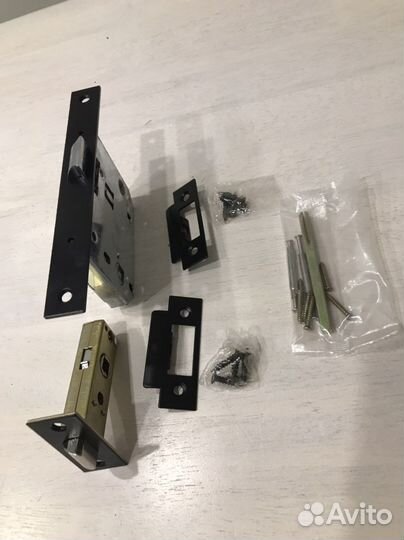 Защелка и задвижка дверная