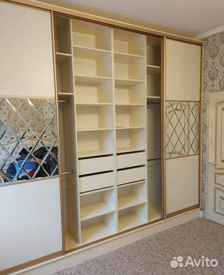 Книжный шкаф