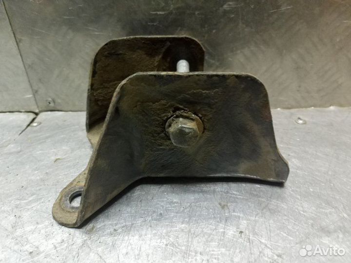 Крепление балки подвески заднее левое Renault