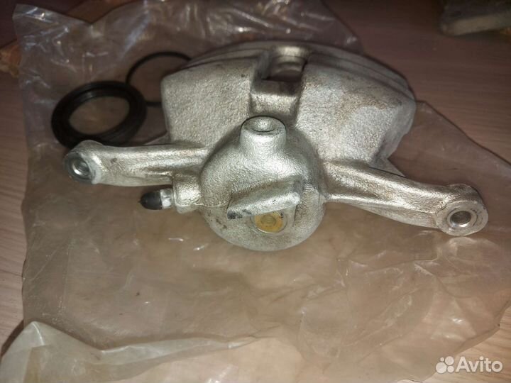 Левый передний суппорт Skoda Octavia a7