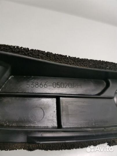 Пыльник крыла правый Toyota Avensis T250 1.8 2004