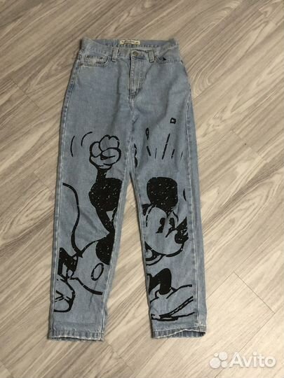 Джинсы с принтом микимауса
