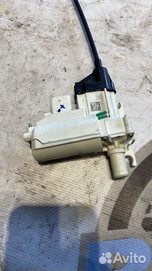 Доводчик задней двери Прав. A2227601600 Мерседес