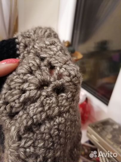 Берет на девочку вязаный с брошью из камня