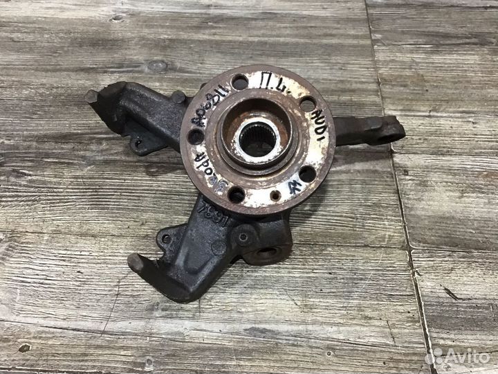 Кулак передний левый Фольксваген Поло 5