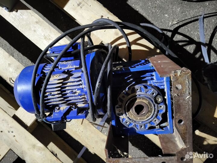 Электродвигатель с редуктором