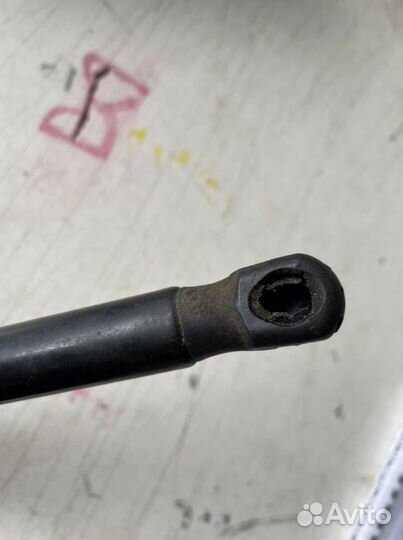 Амортизатор капота Renault Duster с 2012 года