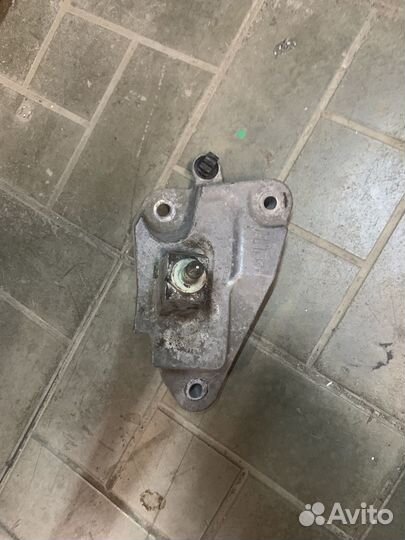 Кронштейн опоры кпп Nissan Б/У