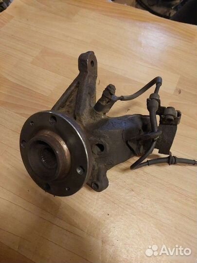 Поворотный кулак передний правый Citroen Xsara