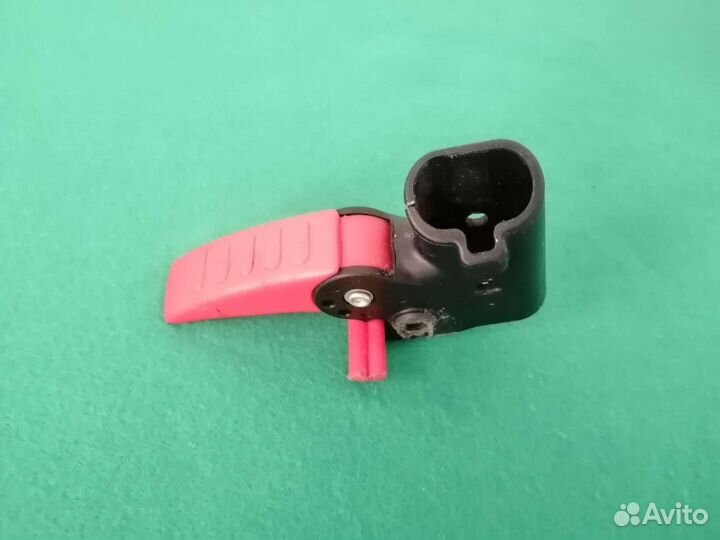 Блок крепления задних колёс с тормозом для коляски