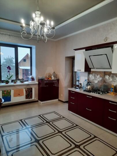 Коттедж 250 м² на участке 10 сот.