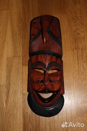 Африканские маски из красного дерева
