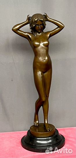 Большая бронзовая скульптура
