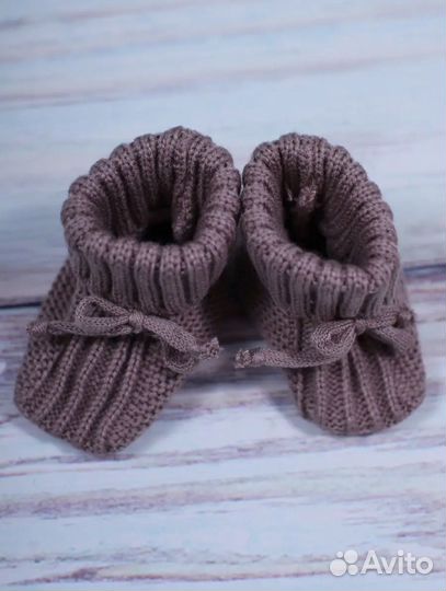 Вязаный чепчик и пинетки