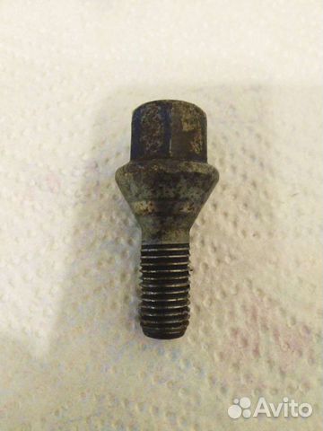 Болт от колеса автомобиля
