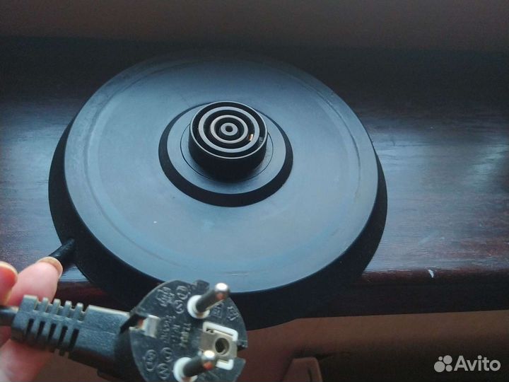 Подставка для электрического чайника работает