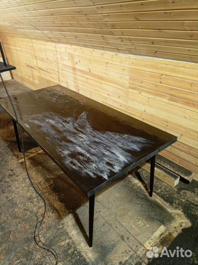 Стол из выжженной древесины и эпоксидной смолы