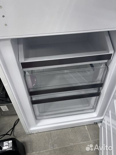 Встраиваемый холодильник комби Haier HBW5519ERU