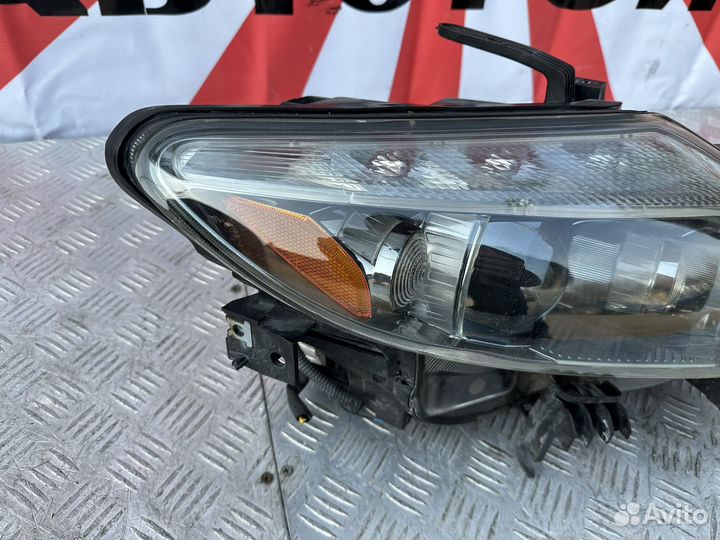 Фара ксенон правая Nissan Murano Z51