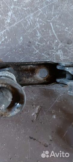 Крюк капота Mercedes w639