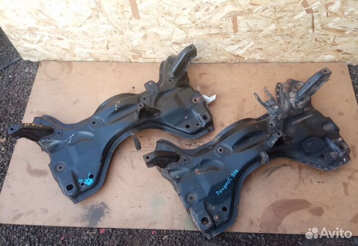 Подрамник Peugeot 206 1,4 АКПП
