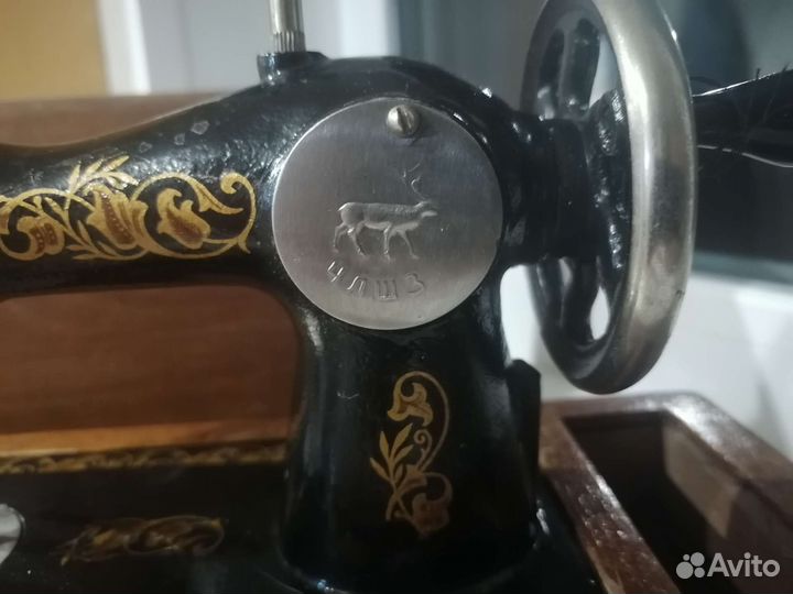 Старинная игрушечная швейная машинка