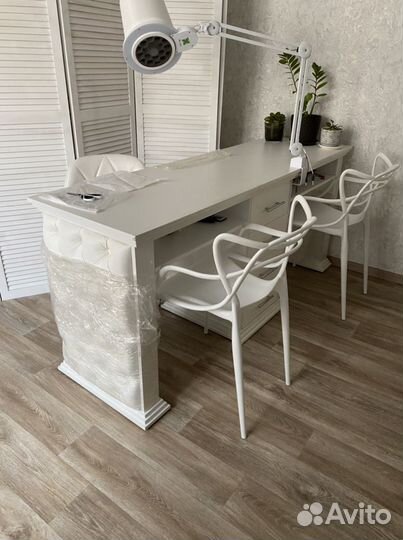 Маникюрный стол