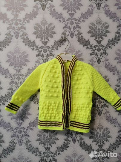 Вязаная кофточка на малыша