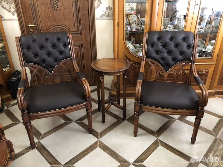 Два кресла и столик