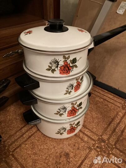 Набор новой посуды кастрюли